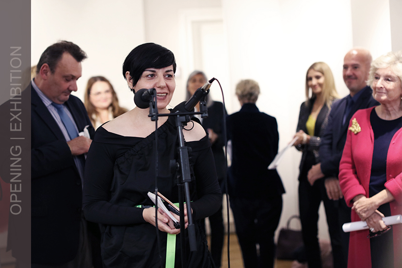  La Designer Carmen Emanuela Popa à l'ouverture de l'exposition Futur Folk. Costume Royal Paris 